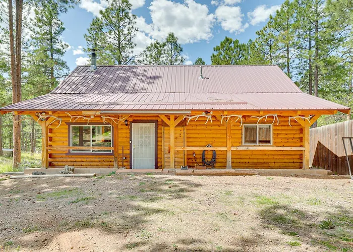 Holiday home W/ Deck: 3 Mi To Luna Lake!
