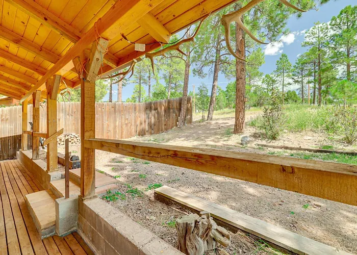 Holiday home W/ Deck: 3 Mi To Luna Lake!